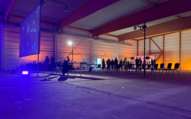 Ein paar Lichtspots brachten schon Farbe in die sonst fast leere Halle.
