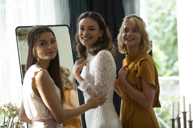 Kurz vor der Hochzeit (v.l.): Sophie (Lara Aylin Winkler), Antonia (Janina Uhse) und Luna (Lisa-Marie Koroll).
