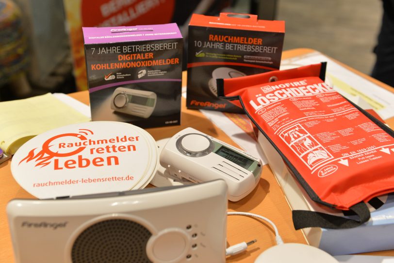Regelmäßig informiert die Feuerwehr über verschiedenste Warnmelder, auch den CO-Warnmelder (Bildmitte).