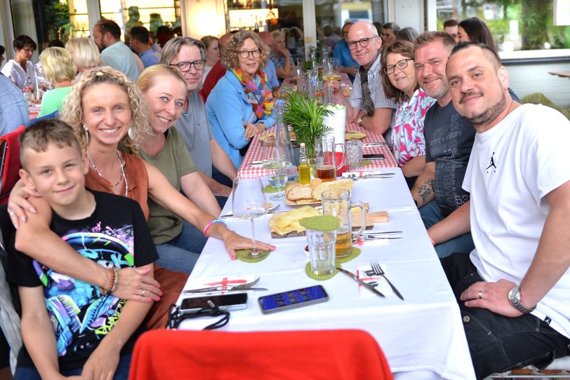 Sardische Leckereien und neue Freundschaften beim ersten Sardischen Abend im Biergarten von Ollis Restaurant.