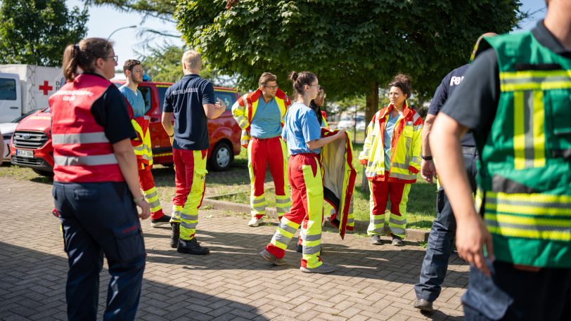 Die Feuerwehr Herne übte mit verschiedenen Organisationen sowie Medizinstudenten des Marien Hospital Herne den Ernstfall. Simuliert wurden eine Explosion am Steag-Kraftwerk sowie zwei Verkehrsunfälle mit zahlreichen "Verletzten".