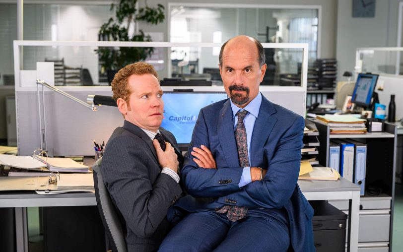 Bernd Stromberg (Christoph Maria Herbst, r.) kanns nicht lassen und findet in Lars Lehnhoff (Laurens Walter, l.) ein neues Mobbing-Opfer – so scheint es jedenfalls.