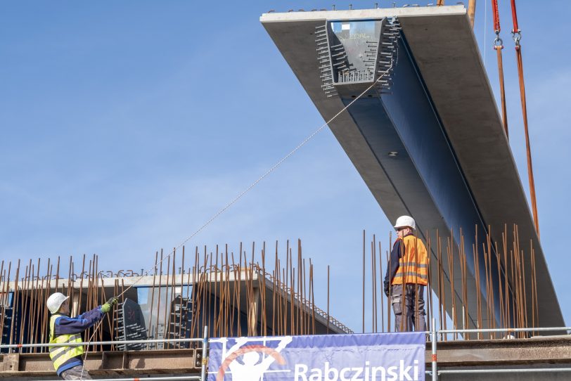 Einschweben von Brückenteilen für den Neubau der Autobahnbrücke der A43 mit der A2 im Autobahnkreuz in Recklinghausen (NW), am Samstag (23.02.2019).