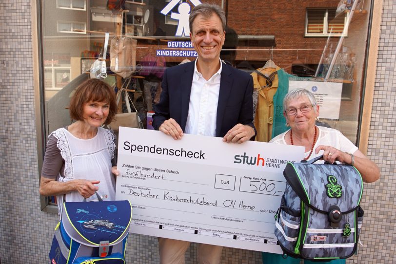 v.l. Rosemarie Nowak, Ulrich Koch (Stadtwerke Chef), Elvira Neyka (Kinderschutzbund).