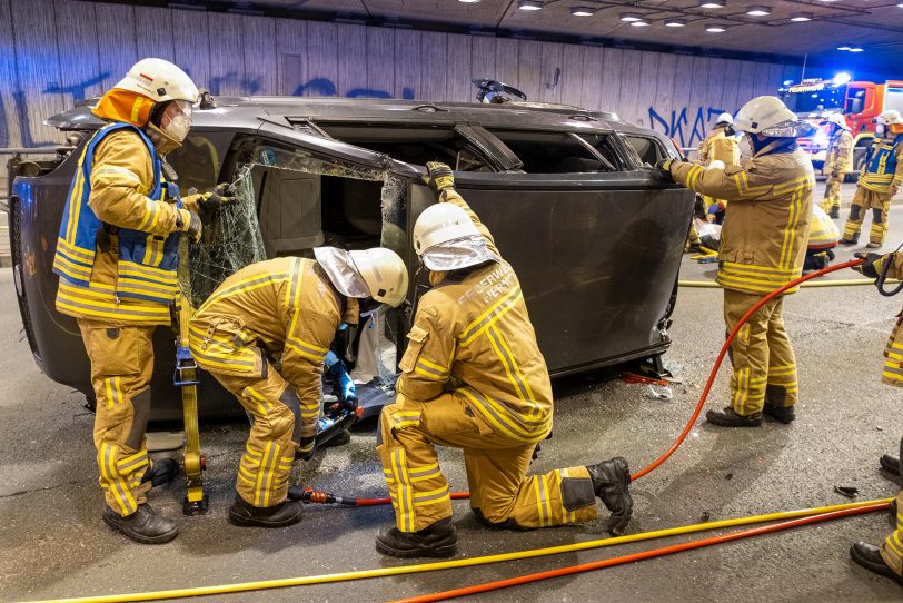 Übung der Feuerwehr in Herne (NW), am Donnerstag (09.06.2022), im Straßentunnel der Dorstener Straße. In dem 109 Metern langen Tunnel, unter den Eisenbahngleisen in Stadtteil Wanne, wurde der Verkehrsunfall mit zwei PKW und drei verletzten Personen realitätsnah inszeniert. Einsatzkräfte der Berufs- und der Freiwilligen Feuerwehr sowie des Rettungsdienstes übten die Befreiung der in den Fahrzeugen eingeschlossenen Personen und deren rettungsdienstliche Versorgung.