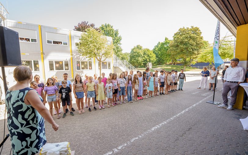 Die Europaschule an der Königstraße feierte am Montag (30.6.2025) den Umbau und die Sanierung mit einem Baustellenfest. Dabei wurde von Schulleiterin Gabriele Schlemminger ein Kunstwerk mit Pinseln anstelle eines Spatenstichs angefertigt. Die Kinder sangen die Lieder „Kleine Europäer“ und „I can sing a rainbow“.
