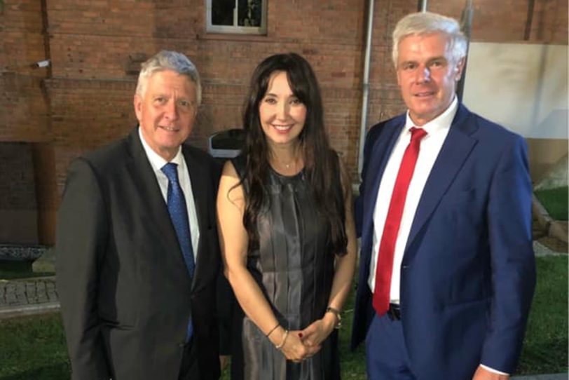 v.l. Vizekonsul Stefan Graf, Nurten Özcelik, Deutscher Generalkonsul Michael Reiffenstuel.