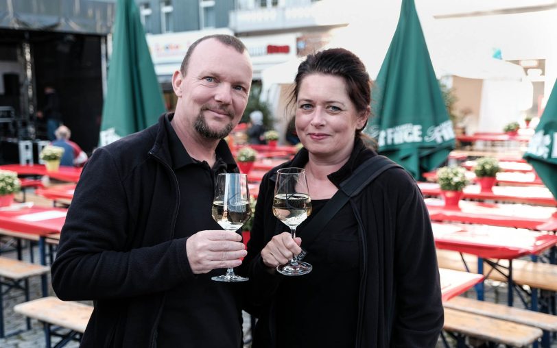 Besucher des Winzermarktes.