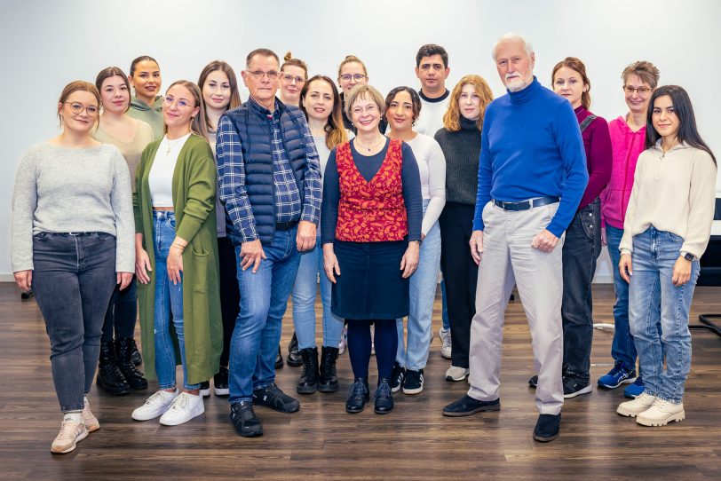 Dr. Rolf Lücke (1. Reihe, rechts), Vorsitzender des Förderverein Lukas-Hospiz Herne e.V., freut sich gemeinsam mit Silke Mattelé (1. Reihe, 2. von rechts), Lehrgangsleiterin der Weiterbildung Palliative Care, und den Teilnehmern der Weiterbildung, die palliativpflegerische Versorgung in Herne zu verbessern.