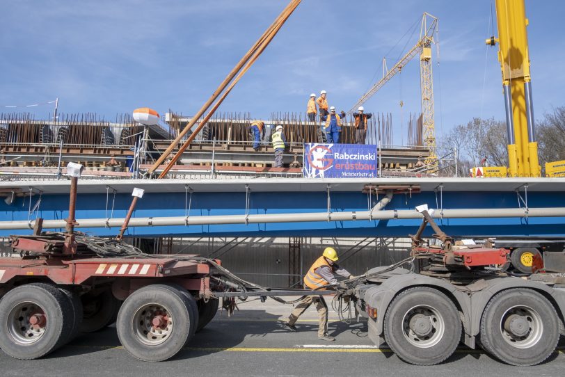 Einschweben von Brückenteilen für den Neubau der Autobahnbrücke der A43 mit der A2 im Autobahnkreuz in Recklinghausen (NW), am Samstag (23.02.2019).
