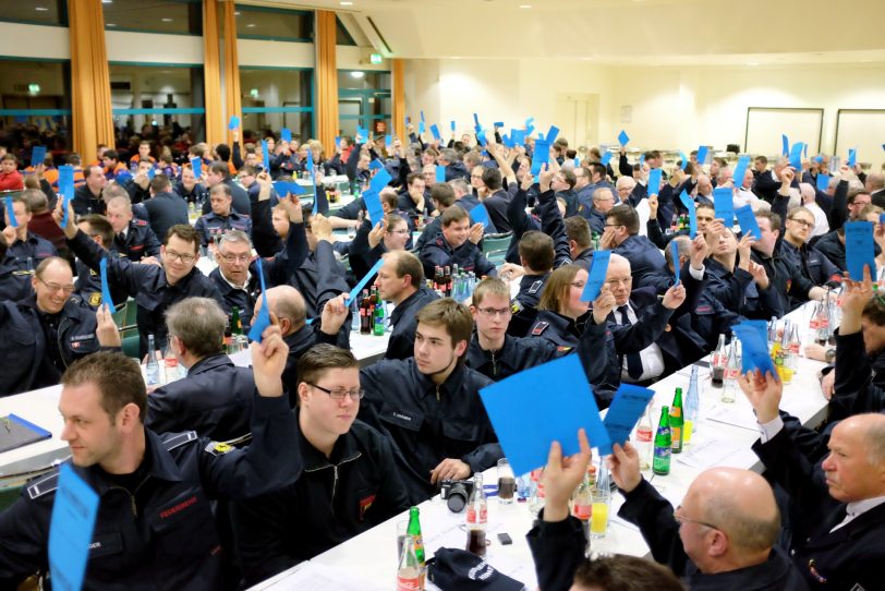 Versammlung der Feuerwehr im voll besetzten Volkshaus Röhlinghausen.