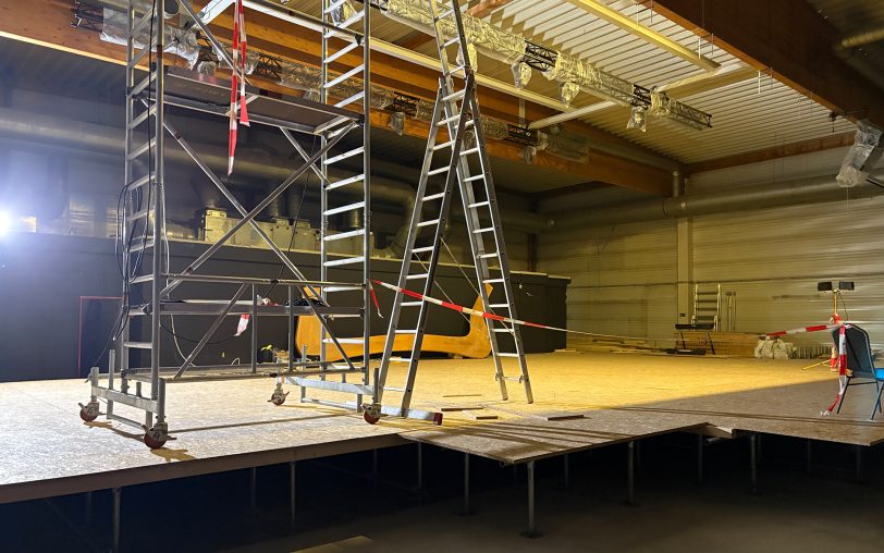 Die große Bühne von der linken Seite aus gesehen.