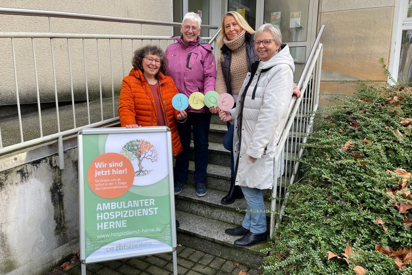 v.l. Karin Leutbecher (Koordinatorin Hospizdienst), Gisela Oellering und Miriam Zakoll (aktive Nachbarinnen des Reiterhofs Hubbert) und Karola Rehrmann (Koordinatorin Hospizdienst).