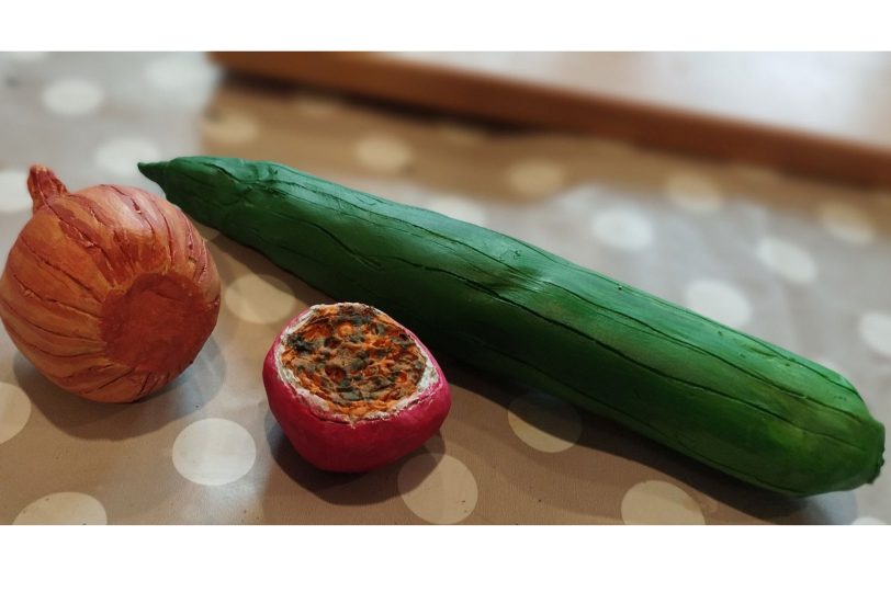 'Ma(h)lzeit - Kunst geht durch den Magen' – verschiedene Plastiken zur Ausstellung..