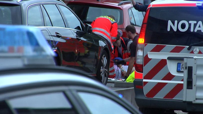 Person stürzt aus dem Dachfenster.