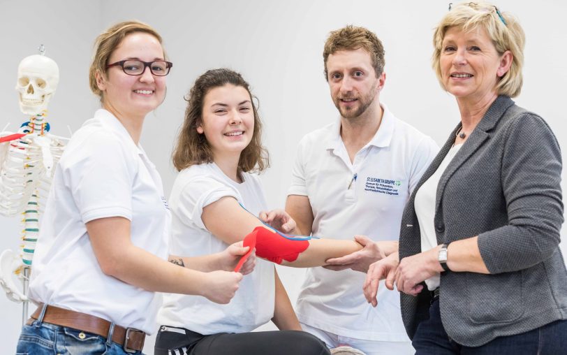 Schnuppernachmittages in der Akademie der Physio- und Ergotherapie. Leiterin Beate Stock-Wagner (r.) und Mitarbeiter (Archivfoto).