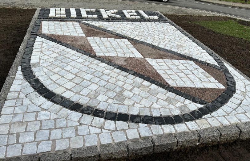 Der Kreisverkehr an der Hordeler-/ Edmund-Weber-Straße wurde am Mittwoch (22.1.2025) eingeweiht. Im Bild ist des Eickel Wappen zu sehen, welches den Kreisverkehr ziert.