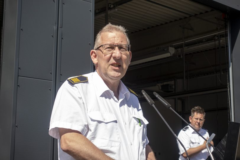 Beförderungen und Ehrungen der Freiwilligen Feuerwehr in Herne (NW), am Samstag (19.06.2021). Aufgrund der Corona-Pandemie fanden diese nicht im Rahmen der jährlichen Hauptversammlung der Feuerwehr Herne statt, sondern in einer Open Air-Veranstaltung am Feuerwehrhaus-Mitte in der Koniner Straße in Holsterhausen statt. Im Bild: Leitender Branddirektor Dipl.-Ing. Andreas Spahlinger, Leiter der Feuerwehr Herne.