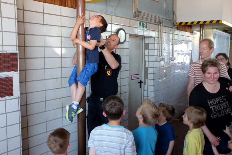 Eltern und Kinder zu Besuch bei der Feuerwehr.