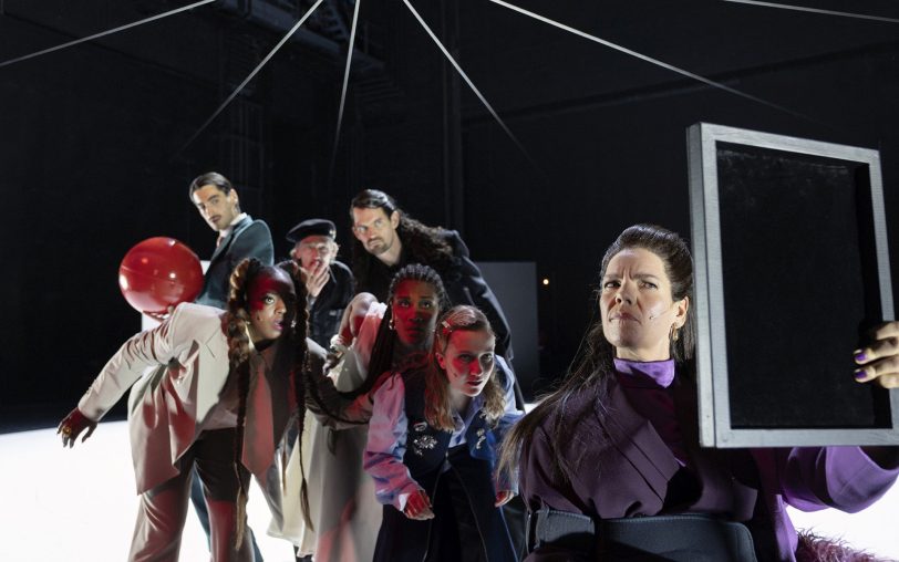 „Großmutter“ Baboulinka (Karin Moog, r.) hält der feinen Gesellschaft den Spiegel vor (v.l.): Croupier (Django Gantz), Blanche (Stacyian Jackson), General (Stefan Hunstein), Mister Astley (Lukas von der Lühe), Polina (Abenaa Prempeh) und Grieux (Carla Richardsen).