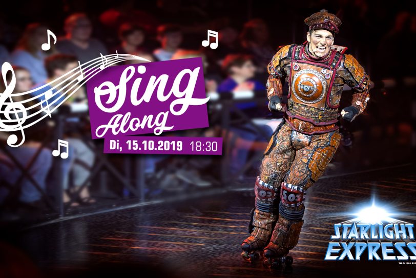 Während der Sing Along-Show wird die reguläre Show durch den Cast zum Besten gegeben.