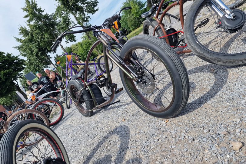 Über 90 Leute waren bei der gemütlichen Rundfahrt mit ihren Bikes dabei.