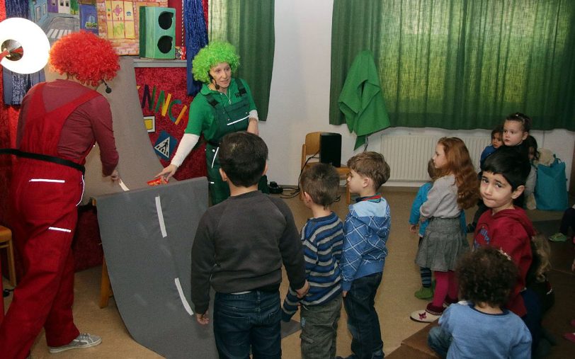 Premiere der neuen Ampelmännchen im Kindergarten St. Laurentius.