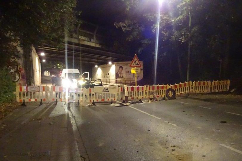 Straßensperre in Holthausen: Gefährlicher Eingriff in den Straßenverkehr.