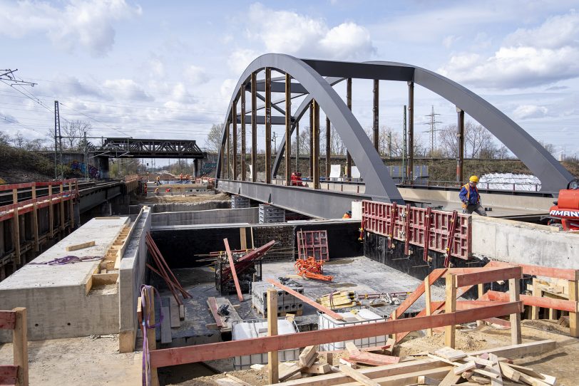 Einheben des ersten Teilstücks für die neue Eisenbahnbrücke über die A43 in Herne (NW), am Sonntag (28.0.2021).