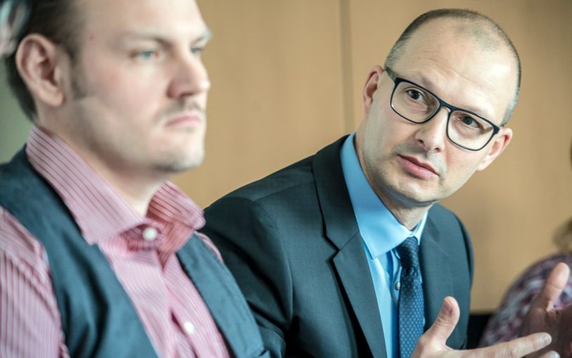 v.l. Tobias Hemsing, Thomas Brechtken (Schulleiter Muvany Berufskolleg).