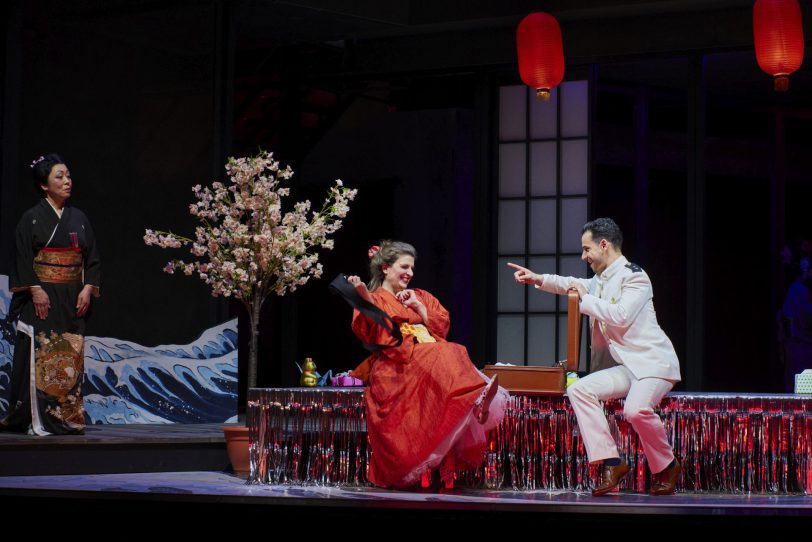 Suzuki (Noriko Ogawa-Yatake) beobachtet argwöhnisch die sich anbahnende Liaison zwischen Cio-Cio-San (Ilia Papandreou) und Pinkerton (Carlos Cardoso).