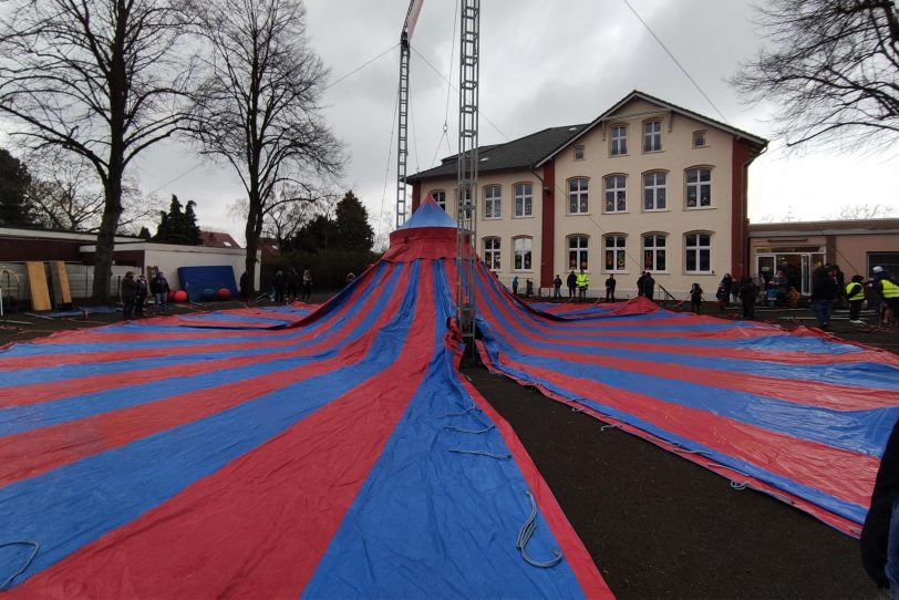 Der Kinder- und Projektzirkus Dobbelino macht Station an der Grundschule Sonnenschule. Gleich gehts hoch.