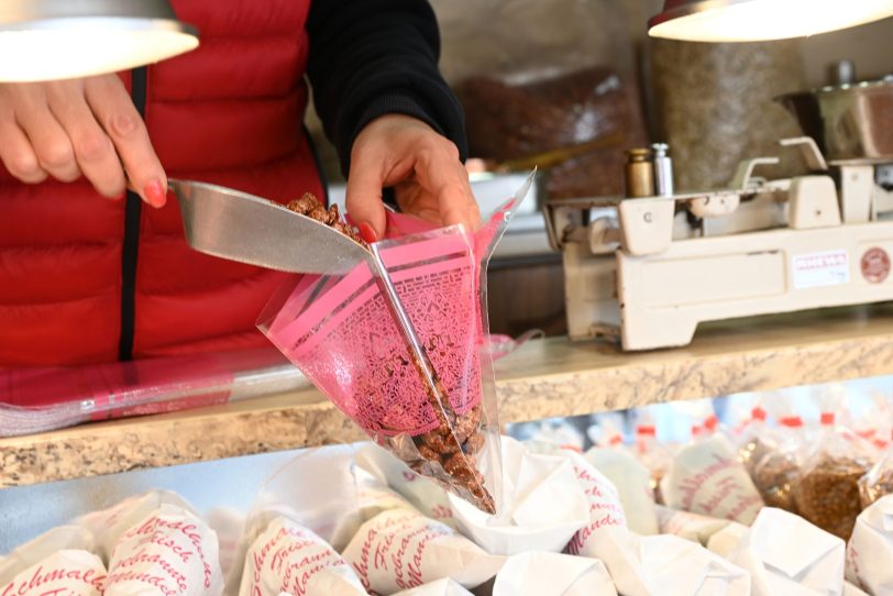 Egal ob Mandeln, Eis oder Bratwurst verkaufen oder Bier zapfen: Die Liste an verschiedenen Aushilfsjobs ist groß.