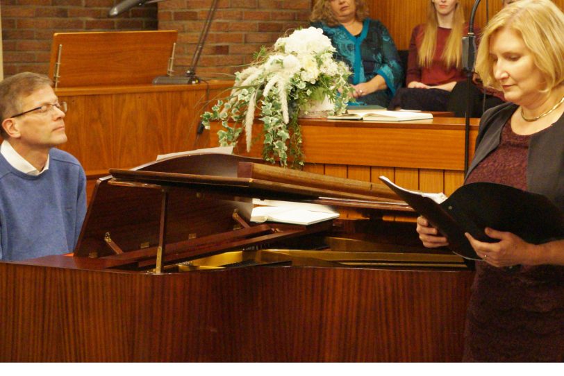 Am Klavier begleitete Hans Bruhn die Sopranistin Valerie Bruhn.