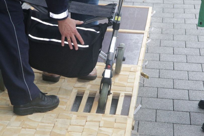 Überfall auf einen Rollatorfahren (Symbolbild)).