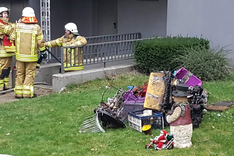 Um an den Brandherd zu gelangen, mussten viele Gegenstände aus den Kellern geräumt werden.