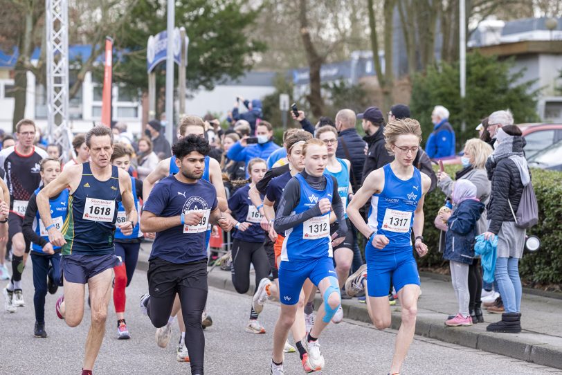 Der 43. Herner Silvesterlauf im Revierpark Gysenberg in Herne (NW), am Freitag (31.12.2021). Coronabedingt ohne Zuschauer und mit 2G.