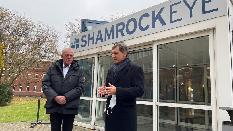 Fakt AG-Chef Hubert Schulte-Kemper (li.) und OB Dr. Frank Dudda sprachen über die Neuerungen im Shamrockpark.