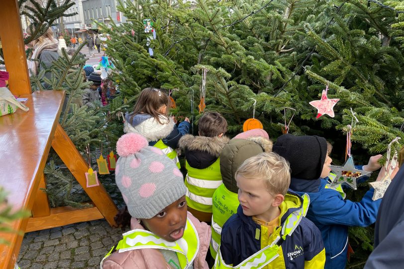 160 Kinder aus elf Kitas schmücken am Robert-Brauner-Platz am Freitag (25.11.2022) mehrere Tannenbäume.