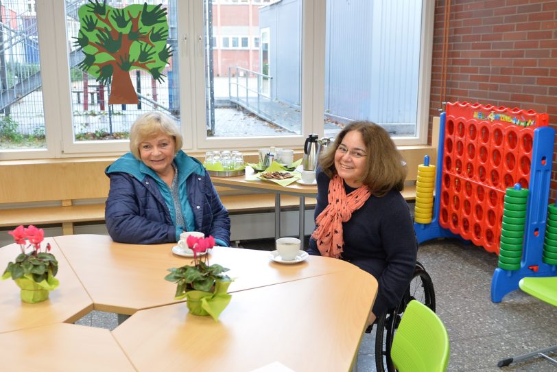 Schulausschuss-Vorsitzende Birgit Klemczak (li.) und Schulleiterin Elif Roßmannek beim Vorlesetag.
