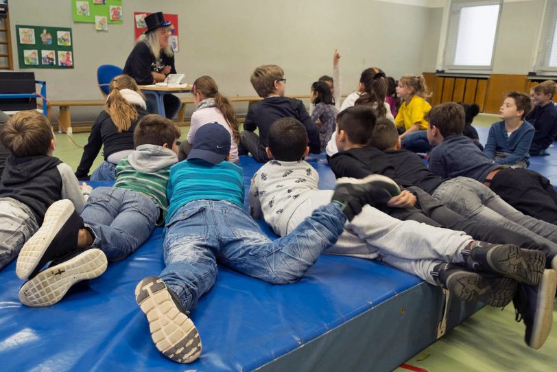 Die Schüler lauschten dem Grafen.