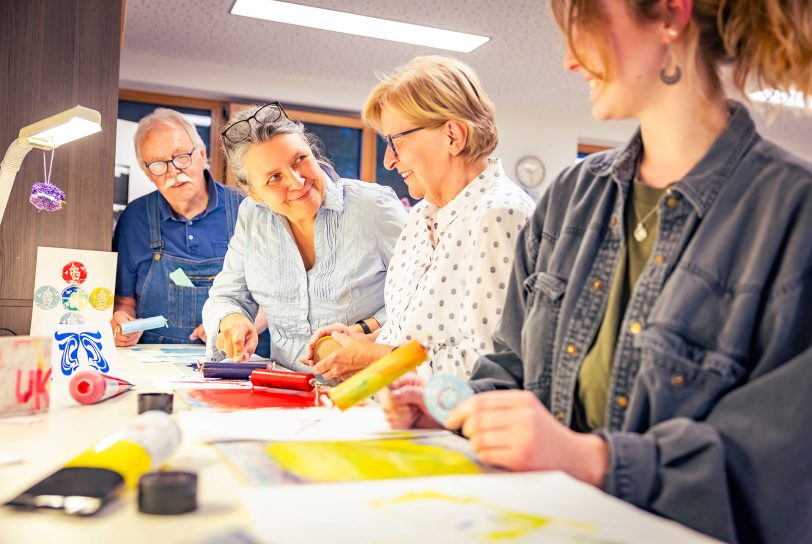 Kunstwerke im Entstehungsprozess: Während des N8-Atelier konnten die Teilnehmenden mit Unterstützung der Künstlerin Andrea Raak (2 v. l.) und den Kunsttherapeutinnen des St. Marien Hospital Eickel verschiedene Drucktechniken ausprobieren.