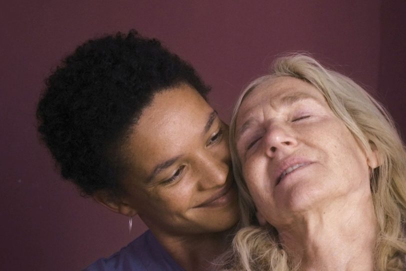 'Zum Tod meiner Mutter' - Pflegerin Katharina (Gina Haller) kümmert sich liebevoll um Kerstin Schubert (Elsie de Brauw).