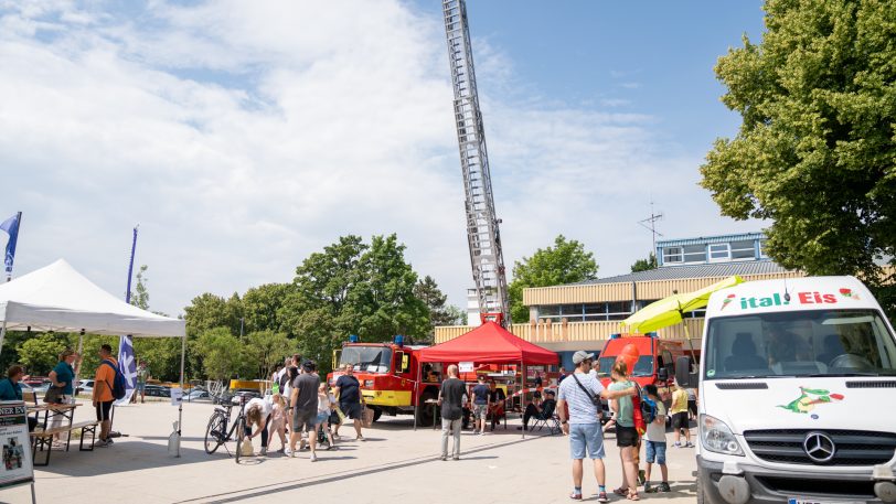 Viele Menschen wollten die Drehleiter der Feuerwehr ausprobieren.