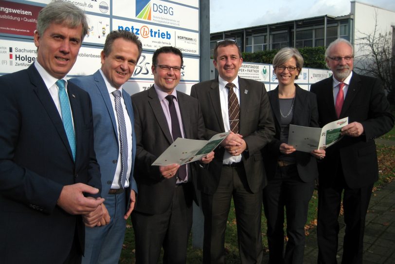 v.l. Dirk W. Erlhöfer (Mint-Stiftung Ruhr/Vest), Ekkehard Hostert, Dirk Plötzke (Sparkasse), Andreas Schmidt (UPS), Antje Kurz-Möller, Dr. Joachim Grollmann (Pro-Transfer).