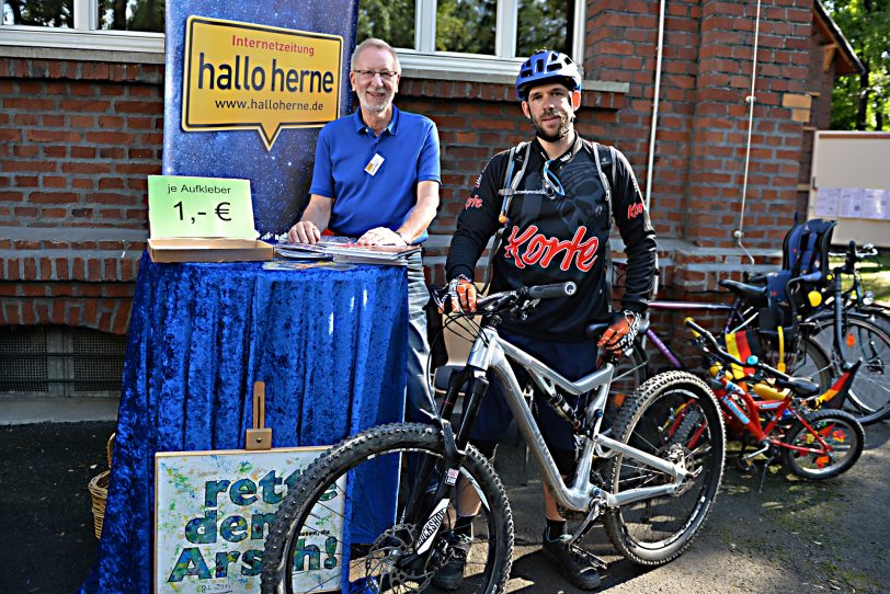 halloherne-Mitarbeiter Herbert Terlau mit Björn Koch.