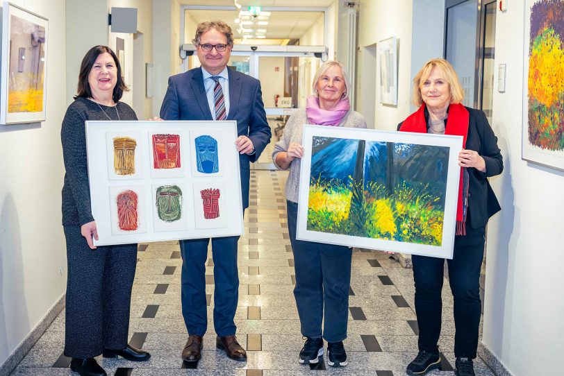 Dr. Peter W. Nyhuis, Chefarzt und Ärztlicher Direktor des St. Marien Hospital Eickel, begrüßte gemeinsam mit ehemaligen Kolleginnen der Künstlerin die Besucher der Ausstellungseröffnung in der Kunststation des St. Marien Hospital Eickel.