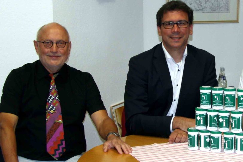 Stellen die Notfalldose vor: v.l . Jürgen Uhlmann (Seniorenbeirat Stadt Herne), Dr. Martin Krause (DRK).