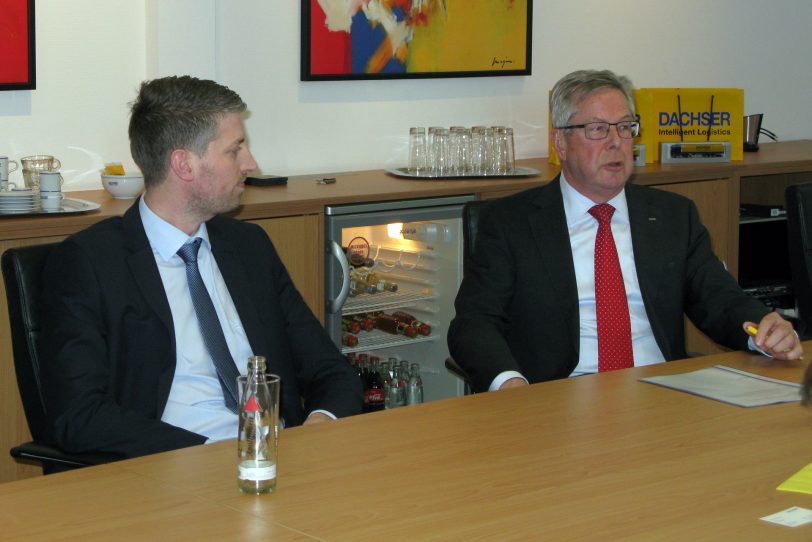 v.l. Uwe Meyer (General Manager Dachser), Werner Papencordt.