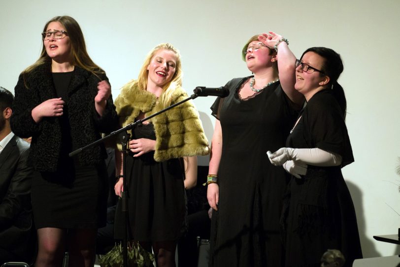 Schülerinnen der Erich-Fried-Gesamtschule beim Tucholsky-Abend.